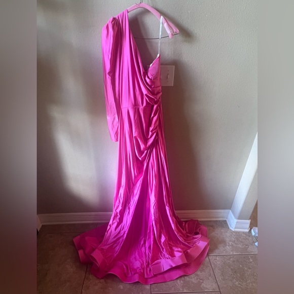 Stunning Jessica Angel Gown - Picture 5 of 7